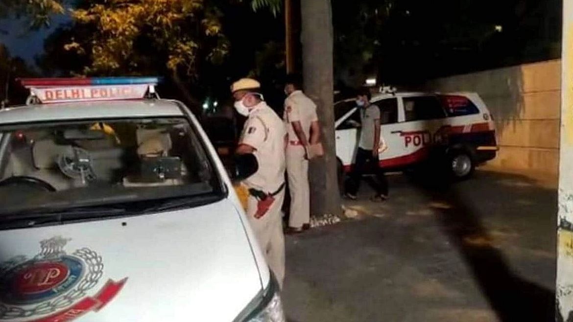 வளர்ப்பு மகளை பாலியல் வன்கொடுமை செய்த தந்தை.. நடுரோட்டில் அடித்தே கொன்ற மக்கள்: டெல்லியில் பயங்கரம்!