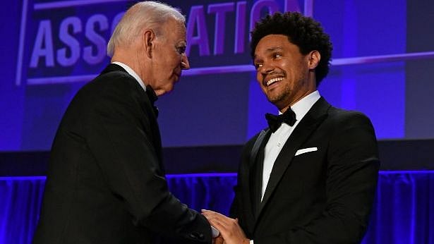 நேருக்கு நேராக அமெரிக்க அதிபரை கலாய்த்த காமெடியன்.. ஜோ பைடன் செய்த காரியம் என்ன தெரியுமா?