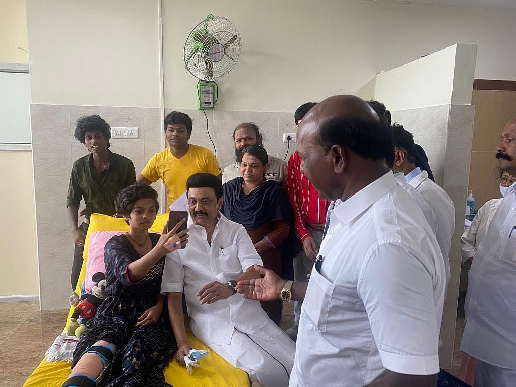 தன்னம்பிக்கை தளராத மாணவி சிந்துவிற்கு சர்ப்ரைஸ் கொடுத்த முதலமைச்சர்.. திக்குமுக்காடி போன குடும்பம்!