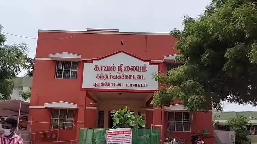 பெற்ற 2 குழந்தைகளின் கழுத்தை நெரித்து கொலை செய்த கொடூர தாய்.. விசாரணையில் வெளிவந்த பகீர் உண்மை!
