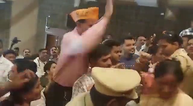 விலை உயர்வு பற்றி கேள்வி கேட்ட தேசியவாதகாங்கிரஸ் பெண் நிர்வாகி மீது தாக்குதல்; புனேவில் பாஜகவினர் அராஜகம்