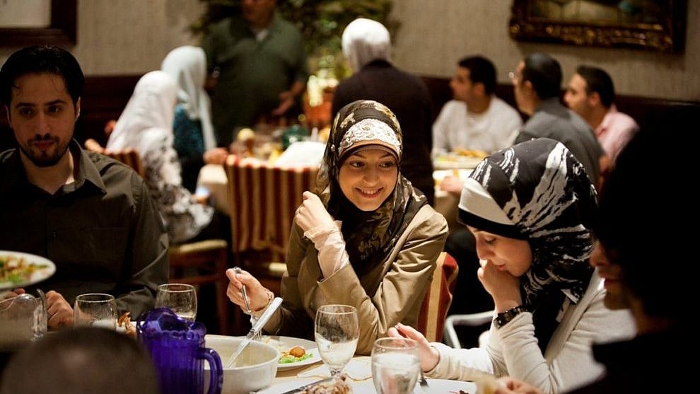 “கணவன்-மனைவியாக இருந்தாலும்.. உணவகங்களில் ஆண்கள், பெண்கள் ஒன்றாக அமர்ந்து சாப்பிட தடை” : ஆப்கானில் அவலம்!