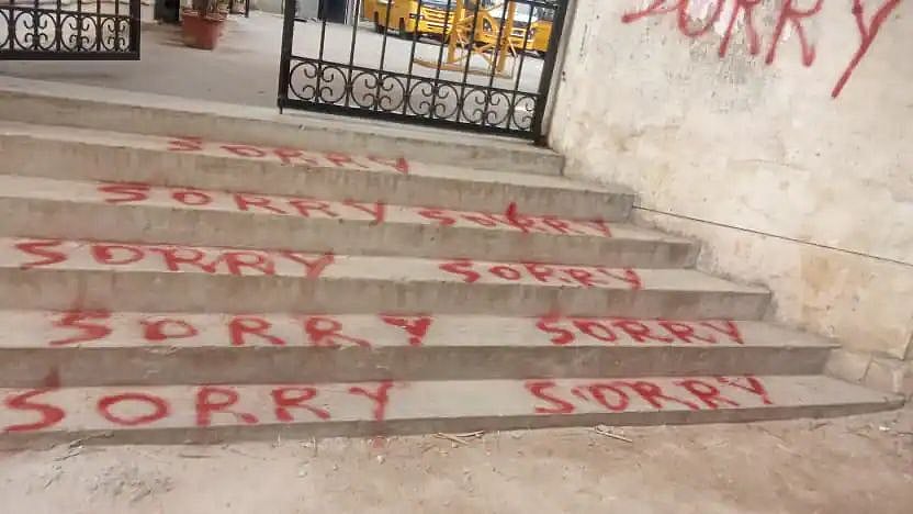 பள்ளி முழுவதும் சிவப்பு நிறத்தில் Sorry.. Sorry என்ற வாசகம்.. பீதியை கிளப்பிய நபர்: காரணம் என்ன?