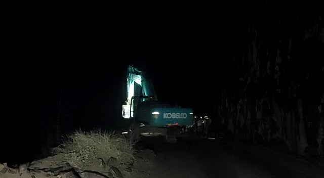 ராட்சத பாறை உருண்டு விழுந்து விபத்து.. 300 அடி பள்ளத்தில் சிக்கிய தொழிலாளர்கள் - மீட்பு பணி தீவிரம்!