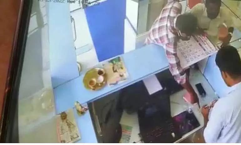 ”இது இல்லை; வேற டிசைன் காட்டுங்க” : கண்ணிமைக்கும் நேரத்தில் 8.5 சவரன் நகைகளை அபேஸ் செய்த மர்மநபர்கள்!