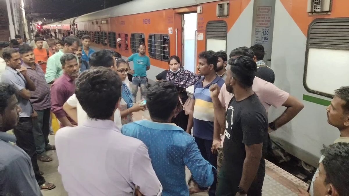 அரைகுறை உடையணிந்து டிக்கெட் இன்றி ரயிலில் அட்டூழியம் செய்த வடமாநிலத்தவர்கள்.. கதறும் பெண் பயணிகள்!