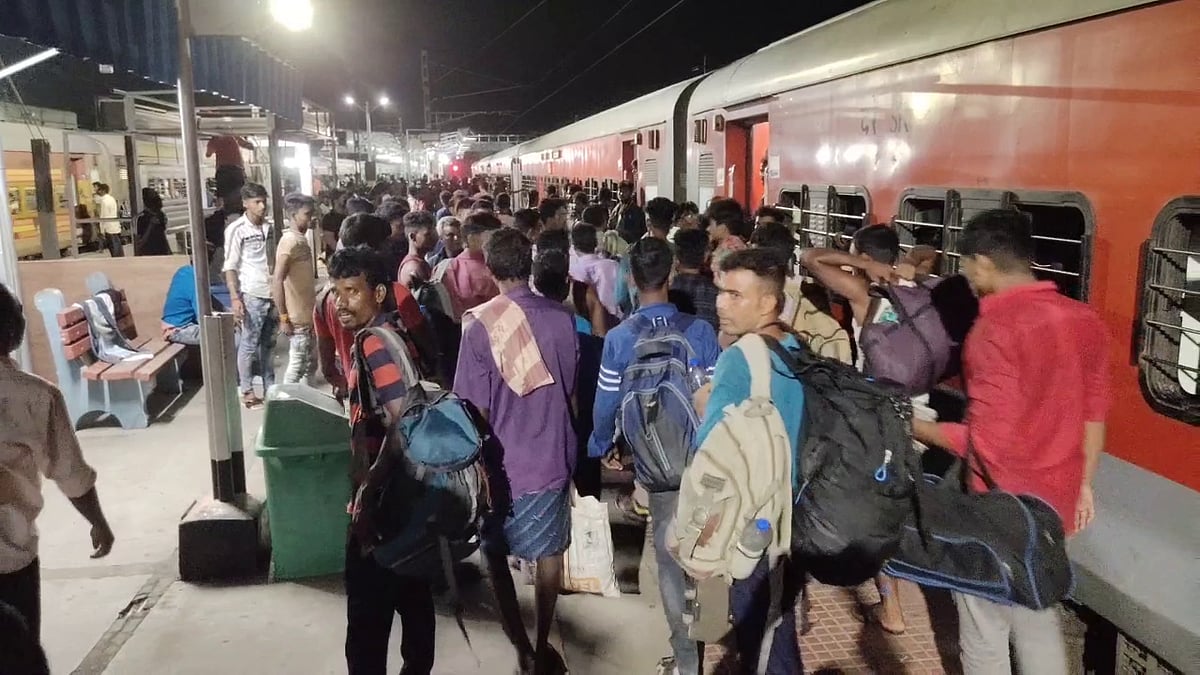 அரைகுறை உடையணிந்து டிக்கெட் இன்றி ரயிலில் அட்டூழியம் செய்த வடமாநிலத்தவர்கள்.. கதறும் பெண் பயணிகள்!