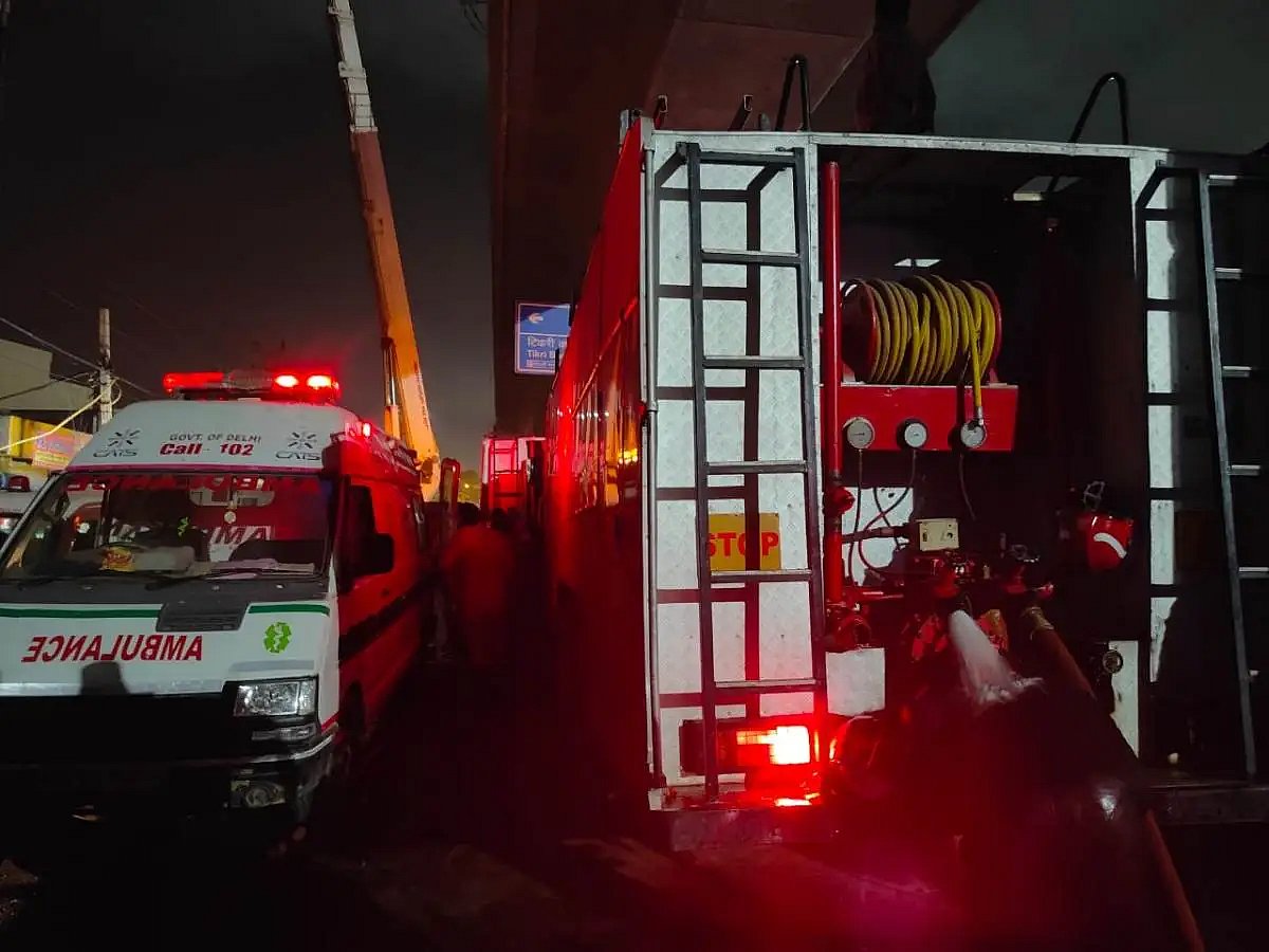 வணிக வளாக தீ விபத்தில் உடல் கருகி 27 பேர் பலி.. டெல்லியில் கோர சம்பவம் - மீட்புப் பணி படங்கள்! 