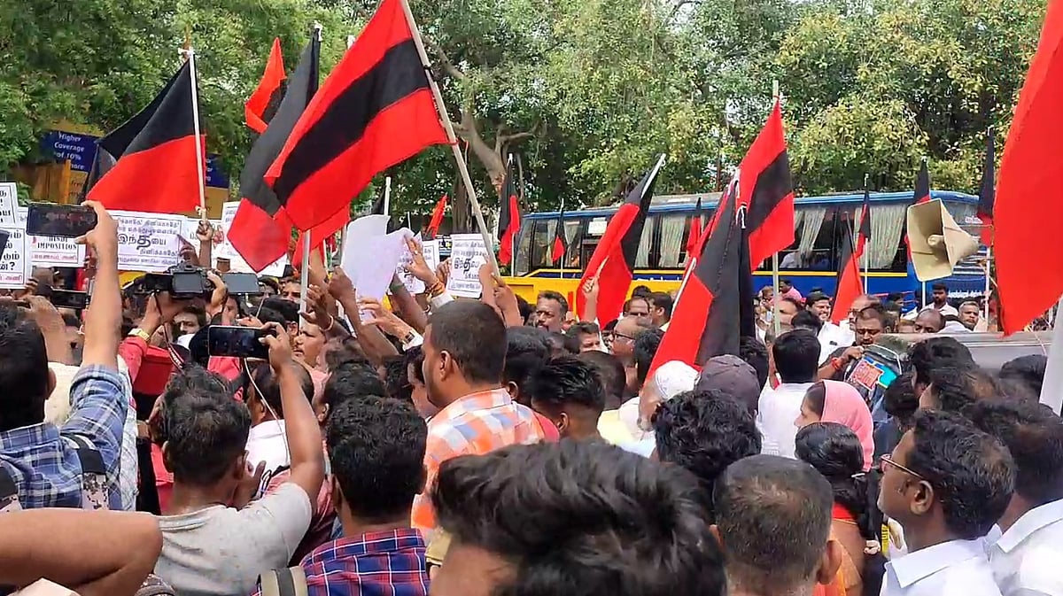 “இந்தி மொழியை கட்டாயமாக்க உத்தரவு - ஜிப்மரில் இந்தி எதிர்ப்பு போராட்டம்” : தி.மு.க.வினர் 1,000 பேர் கைது!