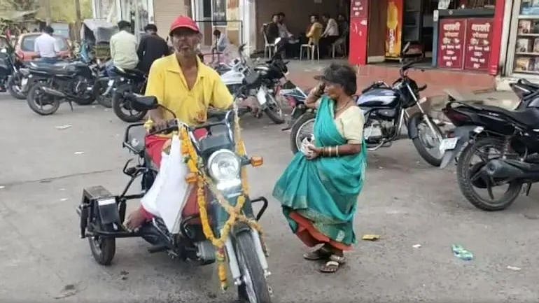 “4 ஆண்டுகளில் சிறுக சிறுக சேமித்த 90 ஆயிரம்” : அன்பு மனைவிக்காக யாசகர் செய்த நெகிழ்ச்சி சம்பவம்!