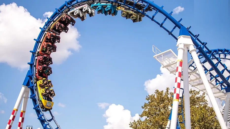 திக்திக் நிமிடங்கள்.. நடுவானில் தலைகீழாக நின்ற ரோலர்கோஸ்டர்: அந்தரத்தில் தொங்கிய பயணிகள் - பின்னணி என்ன?!