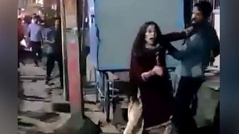 எதிர்ப்பை மீறி காதல் திருமணம்.. இளைஞனை நடுரோட்டில் குத்திக்கொன்ற பெண் வீட்டார்: ஹைதராபாத்தில் ஆணவக்கொலை!