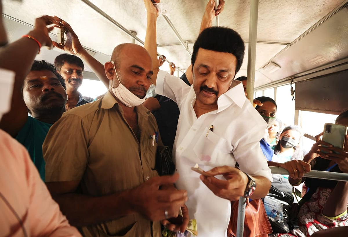 Bus Stop-ல் நின்ற முதல்வரை பார்த்து வியந்த பொதுமக்கள் : பேருந்தில் நடந்த நிறை,குறை கேட்புப் பயணம் !