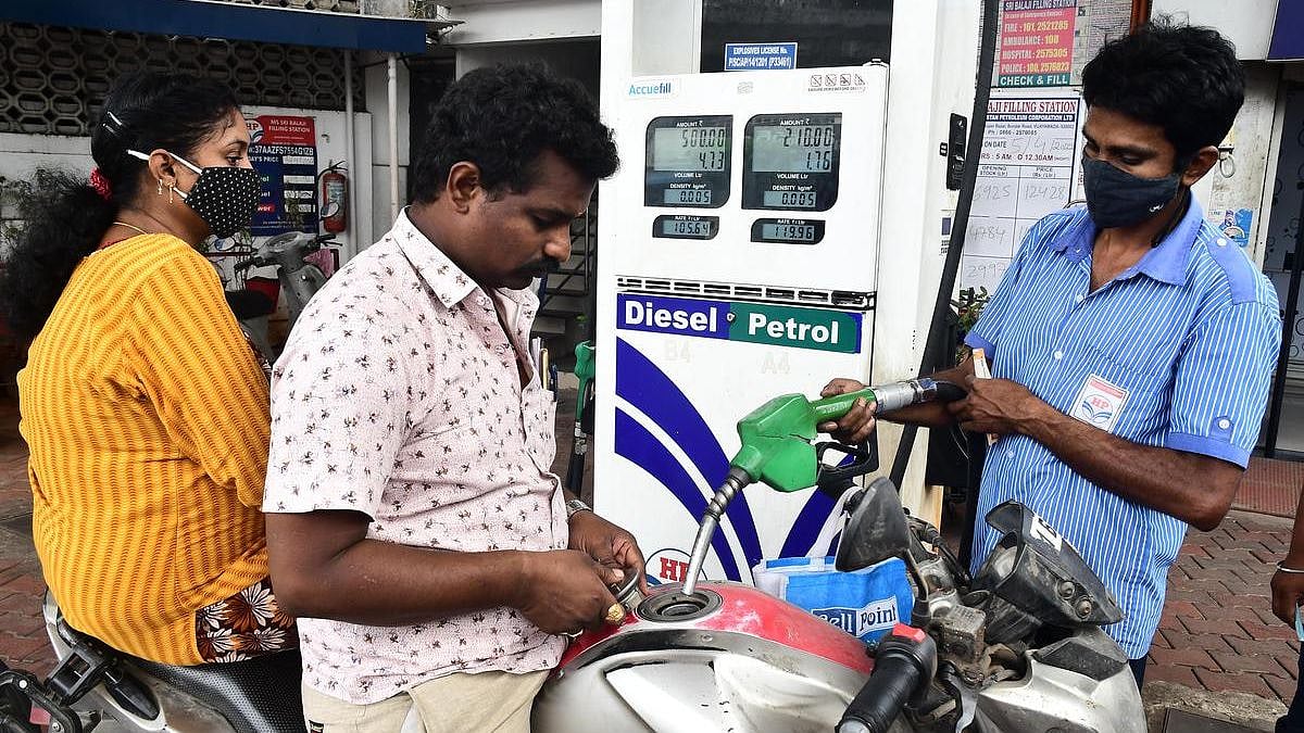 பெட்ரோல், டீசல் மீதான கலால் வரி குறைப்பு.. எவ்வளவு? : ஒன்றிய அரசின் திடீர் முடிவுக்குக் காரணம் என்ன?