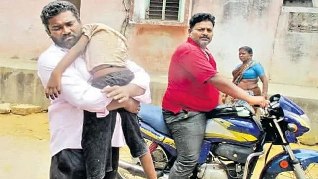 பத்தே நாளில் அடுத்த அவலம்.. மகனின் உடலை பைக்கில் எடுத்து சென்ற தந்தை; வடமாநிலமாக மாறியதா ஆந்திரா?