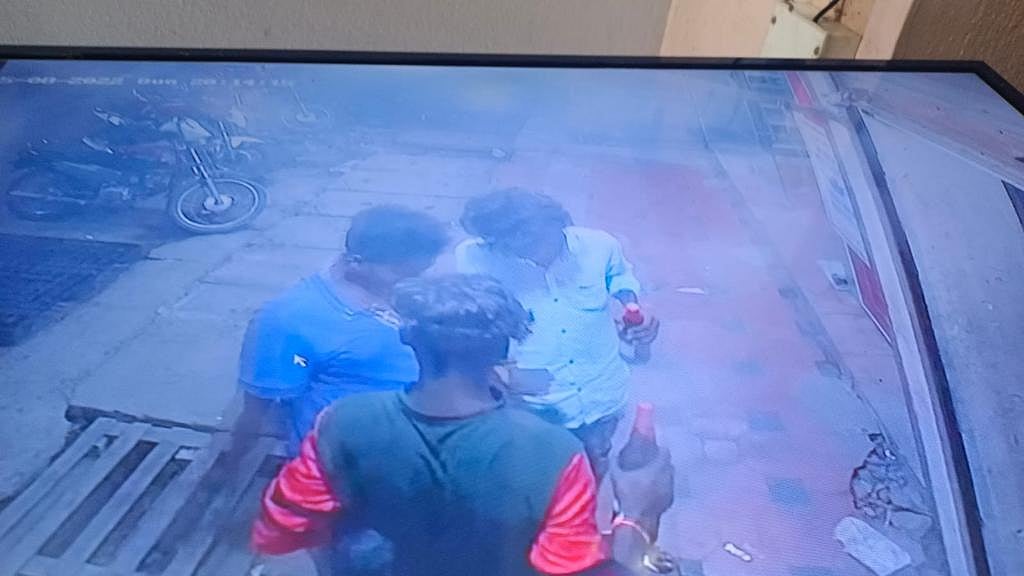 தலைக்கேறிய போதை.. மதுக்கடை மீது நாட்டு வெடிகுண்டு வீசிய அராஜக கும்பல்.. புதுச்சேரியில் பரபரப்பு!