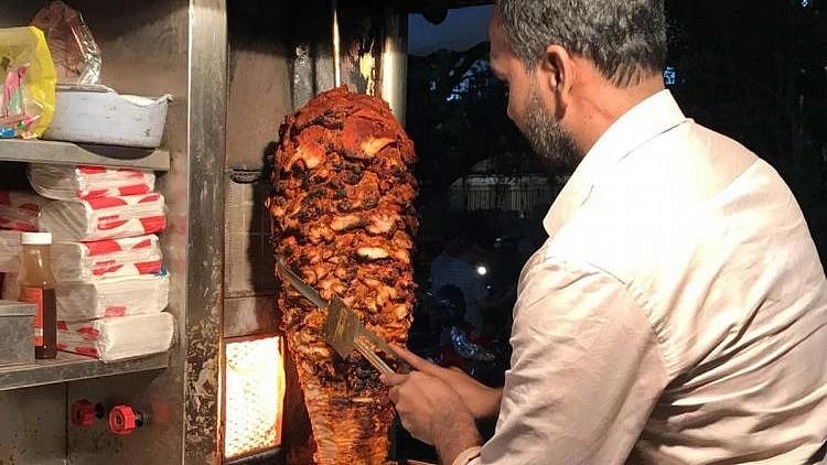 உஷார்..‘சரியாக வேகாத ஷவர்மாவை சாப்பிட்டால் உயிரிழப்பு ஏற்படும்’: உணவு பாதுகாப்பு அதிகாரிகள் சொல்வது என்ன?