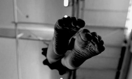 பிளாக் செய்ததால் மன உளைச்சல்.. காதலன் வீட்டில் தூக்கில் தொங்கிய காதலி.. ஓவர் பொசஸிவ்வால் நடந்த விபரீதம்!