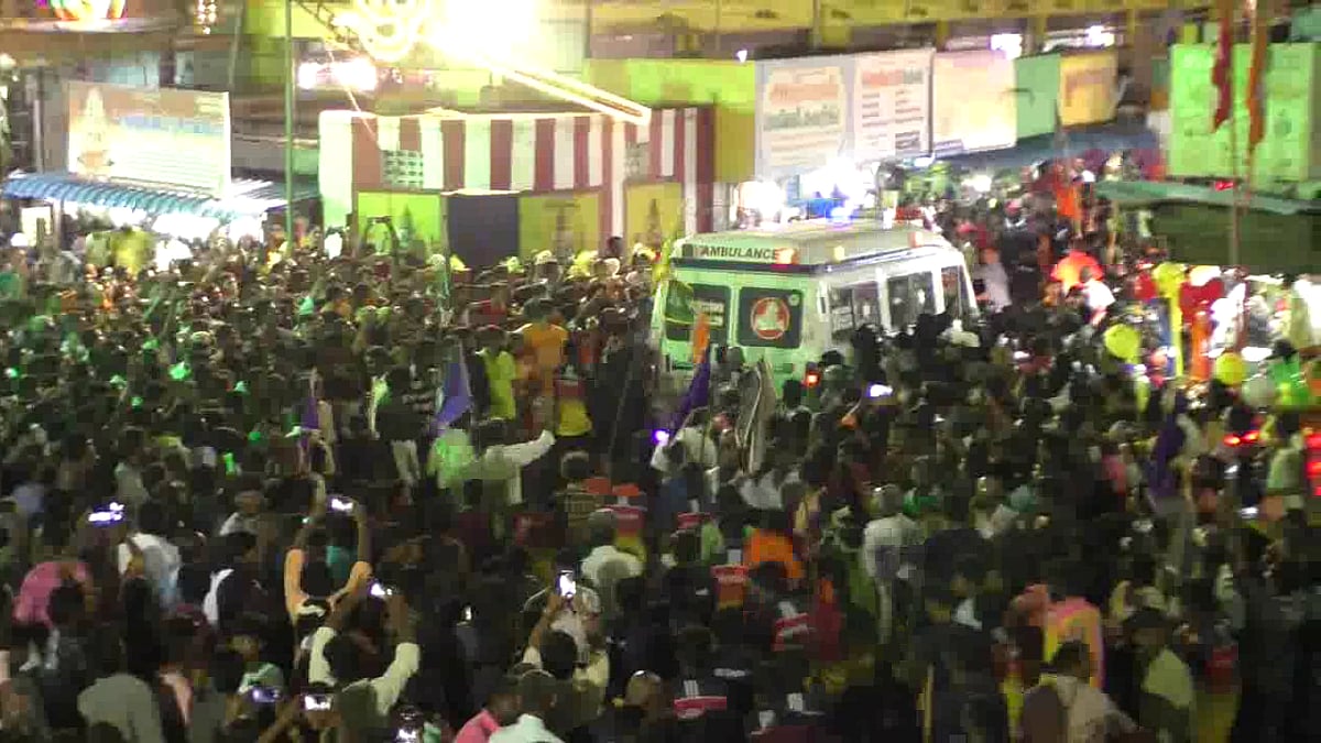 திருவிழா கொண்டாட்டத்தை ஒத்திவைத்து ஆம்புலன்ஸுக்கு வழிவிட்ட இளைஞர்கள் பட்டாளம்.. மணப்பாறையில் நெகிழ்ச்சி!