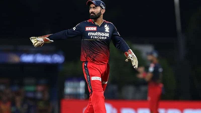 விதிமுறைகளை மீறிய தினேஷ் கார்த்திக்.. தண்டனை என்ன? - IPL நிர்வாகம் கூறுவது என்ன?