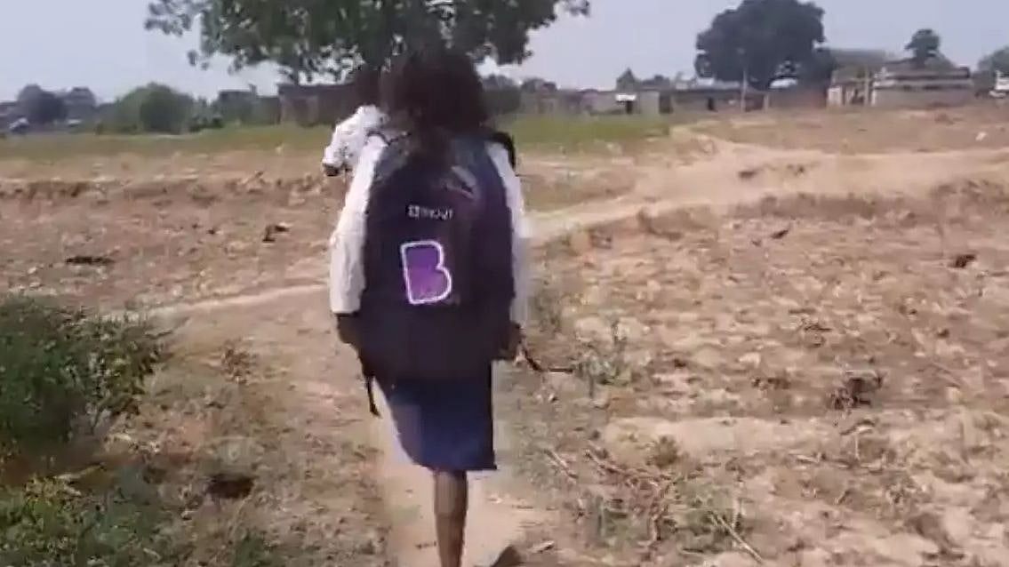 ஒரு காலால் குதித்து குதித்து பள்ளிக்கு செல்லும் சிறுமி.. நெட்டிசன்களின் இதயத்தை கனமாக்கிய வீடியோ !