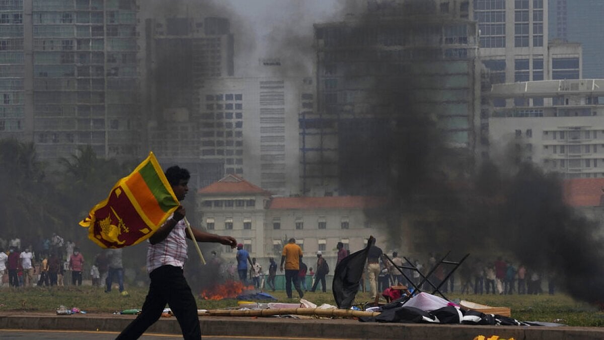 “ராஜபக்சே வீட்டுக்கு தீ வைப்பு - ஆளும் கட்சி MP உயிரிழப்பு” : இலங்கையில் என்ன நடக்கிறது?