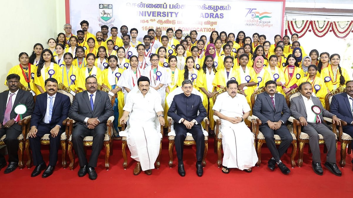 “முதல்வரிடமிருந்து பட்டங்களைப் பெற விரும்பிய மாணவர்கள்” : பட்டமளிப்பு விழாவில் நடந்த நெகிழ்ச்சி சம்பவம்!