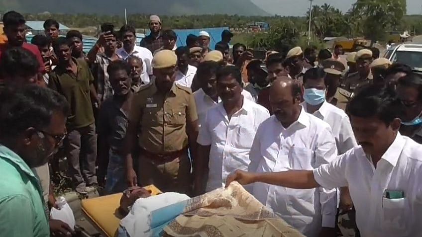 சாலை விபத்து.. படுகாயம் அடைந்த நபரை மீட்டு மருத்துவமனைக்கு அனுப்பிவைத்த அமைச்சர் எ.வ.வேலு!