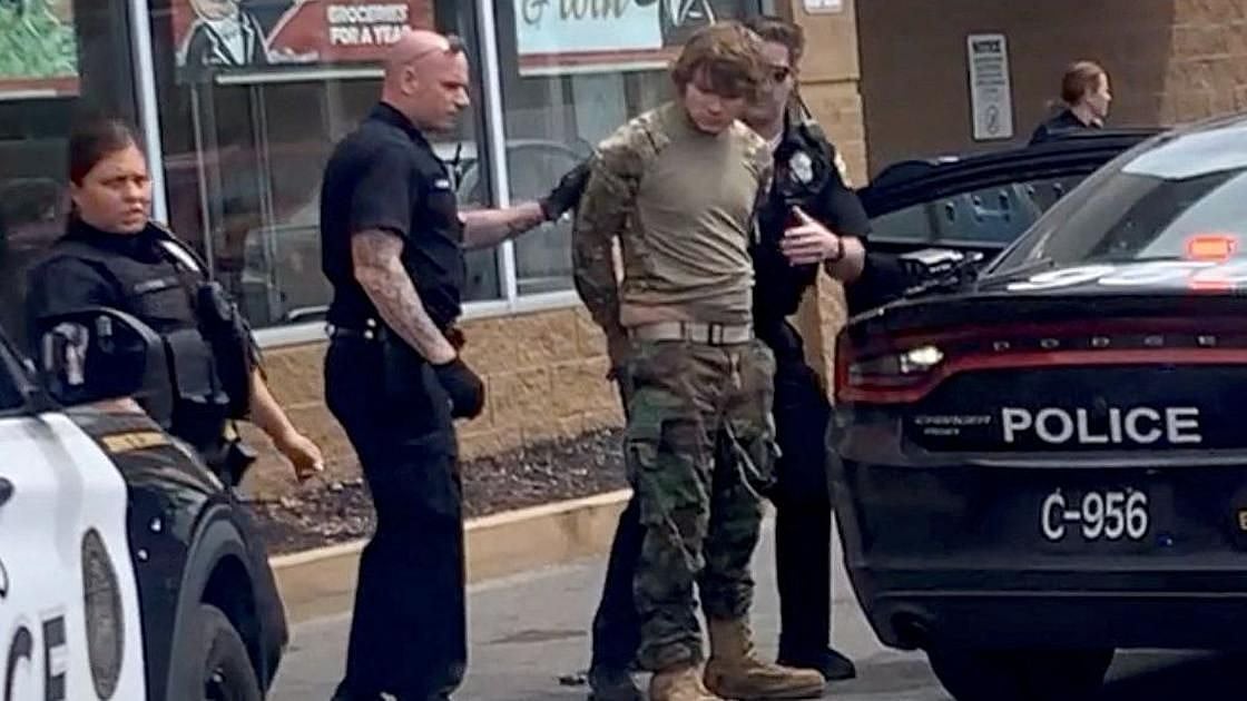 நிறவெறியின் உச்சம்.. இளைஞன் நடத்திய துப்பாக்கிச் சூடு - கறுப்பினத்தவர்கள் 10 பேர் பரிதாப பலி !