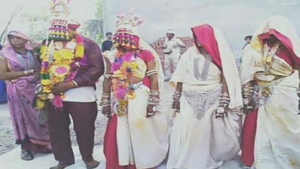 காத்துவாக்குல 3 காதல்.. 
6 பிள்ளைகள் முன்னிலையில் 3 காதலிகளை திருமணம் செய்த காதலன்; ம.பியில் ருசிகரம்!