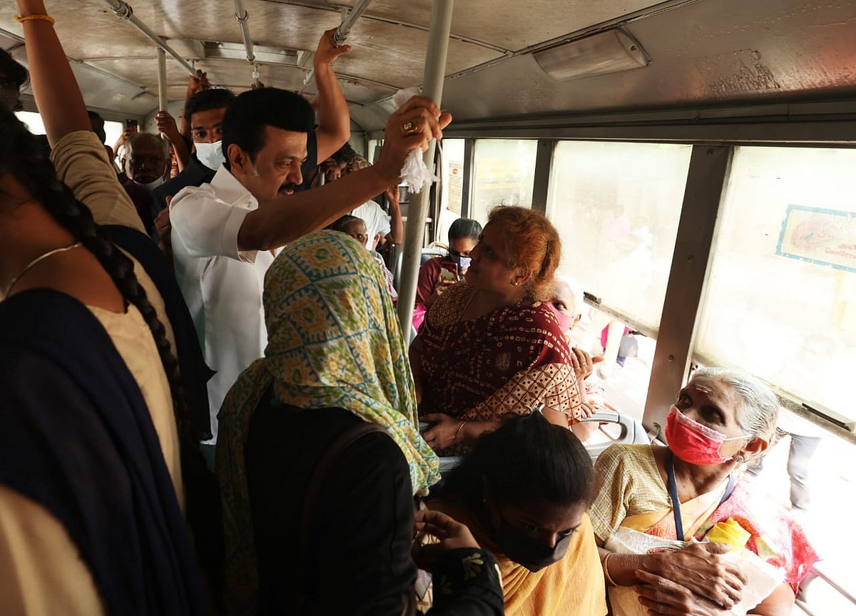 Bus Stop-ல் நின்ற முதல்வரை பார்த்து வியந்த பொதுமக்கள் : பேருந்தில் நடந்த நிறை,குறை கேட்புப் பயணம் !