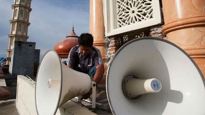 மத நல்லிணக்கத்திற்கு எடுத்துக்காட்டு.. “மசூதிகளில் ஒலிபெருக்கியை அகற்ற தேவையில்லை”: கிராம மக்கள் அசத்தல்!
