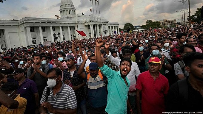 “கேஸ், டீசலை பதுக்கி வைத்திருந்த ராஜபக்சே கும்பல்” - அதிரடியாக மீட்டு பகிர்ந்தளித்த போராட்டக்காரர்கள் !