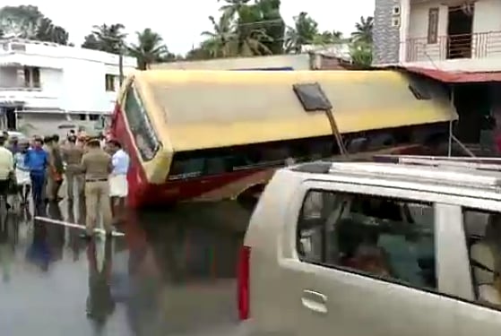 கட்டுப்பாட்டை இழந்து கடைக்குள் புகுந்த கேரள அரசு பேருந்து; 10 பேருக்கு காயம்.. நாகர்கோவில் அருகே பரிதாபம்