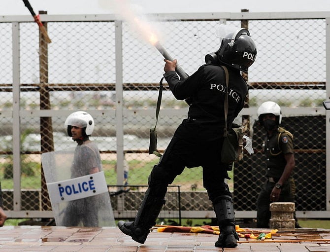 “ராஜபக்சே வீட்டுக்கு தீ வைப்பு - ஆளும் கட்சி MP உயிரிழப்பு” : இலங்கையில் என்ன நடக்கிறது?