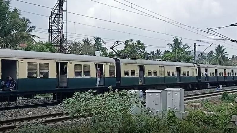 மின்சார ரயிலில் சாகச பயணம்..  கல்லூரி மாணவருக்கு நேர்ந்த துயரம்.. பயணிகள் கடும் அதிர்ச்சி!