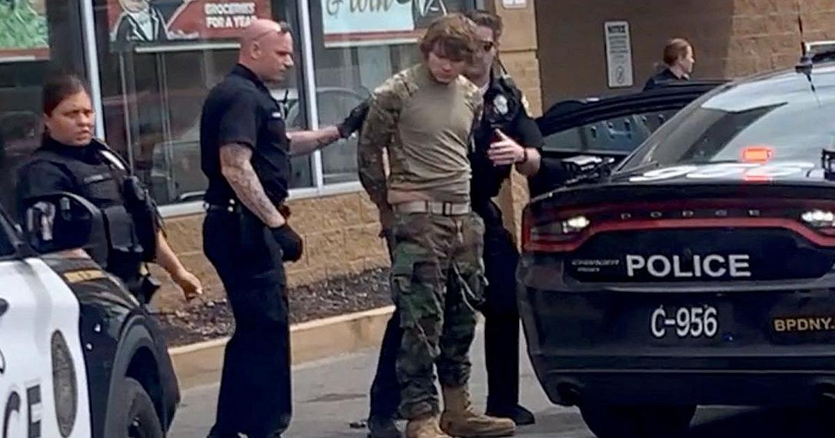 நிறவெறியின் உச்சம்.. இளைஞன் நடத்திய துப்பாக்கிச் சூடு - கறுப்பினத்தவர்கள் 10 பேர் பரிதாப பலி !