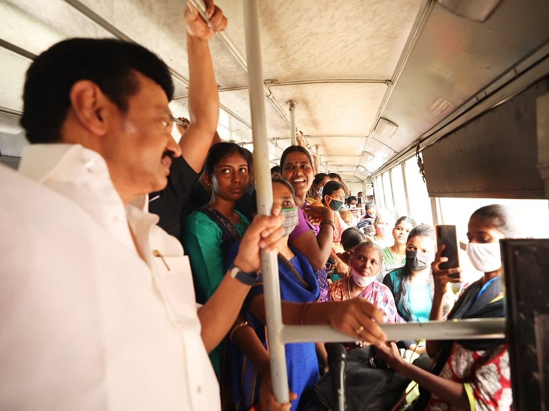 Bus Stop-ல் நின்ற முதல்வரை பார்த்து வியந்த பொதுமக்கள் : பேருந்தில் நடந்த நிறை,குறை கேட்புப் பயணம் !