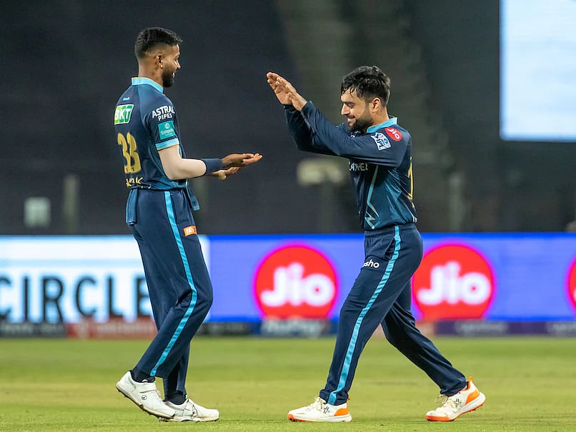 IPL 2022: இரண்டு இடங்களுக்கு மூன்று போட்டியாளர்கள்; பரபரக்கும் Playoff ரேஸ்; வெல்லப்போவது யார்?