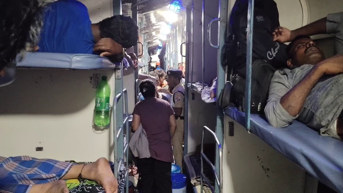 அரைகுறை உடையணிந்து டிக்கெட் இன்றி ரயிலில் அட்டூழியம் செய்த வடமாநிலத்தவர்கள்.. கதறும் பெண் பயணிகள்!