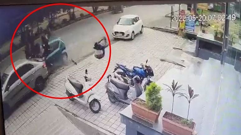 கட்டுப்பாட்டை இழந்து, அதிவேகத்தில் கார் மோதியதில் ஒருவர் பலி - மூவர் படுகாயம் : பதைபதைக்கும் CCTV காட்சி!