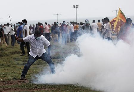 “ராஜபக்சே வீட்டுக்கு தீ வைப்பு - ஆளும் கட்சி MP உயிரிழப்பு” : இலங்கையில் என்ன நடக்கிறது?