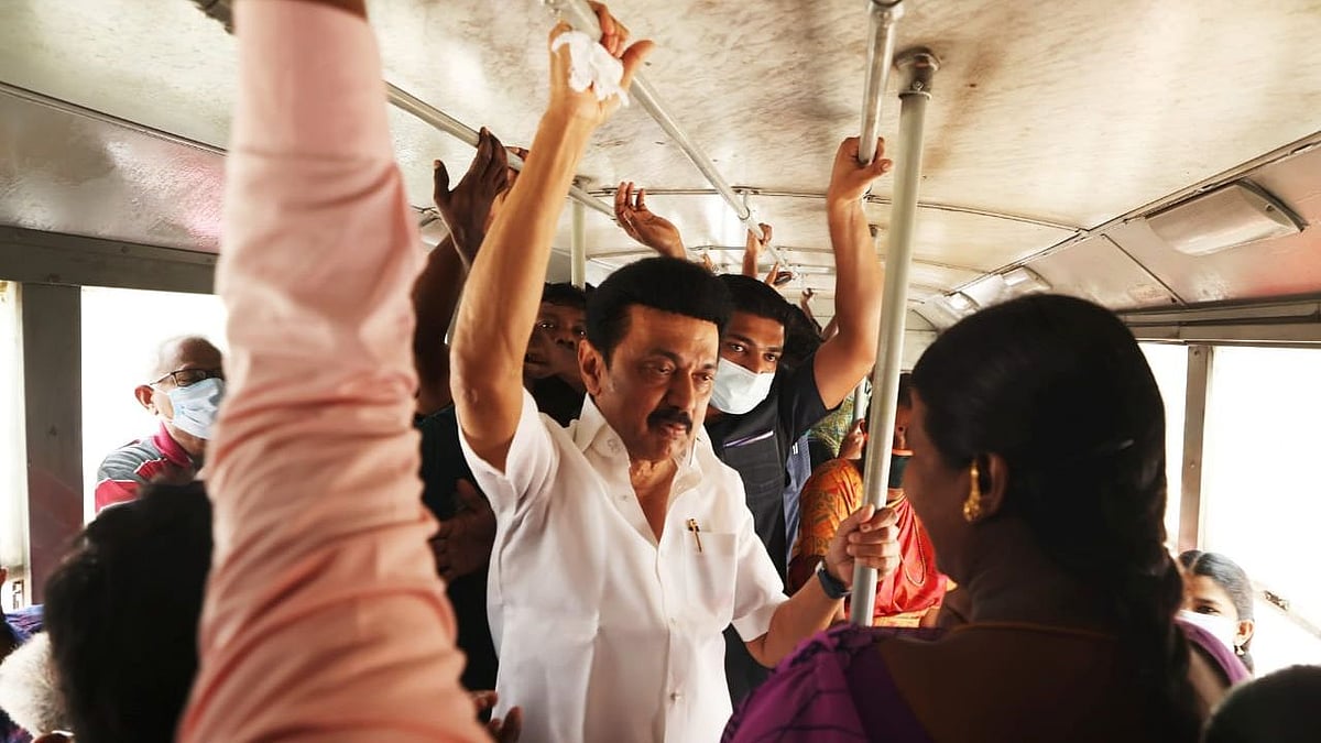 Bus Stop-ல் நின்ற முதல்வரை பார்த்து வியந்த பொதுமக்கள் : பேருந்தில் நடந்த நிறை,குறை கேட்புப் பயணம் !