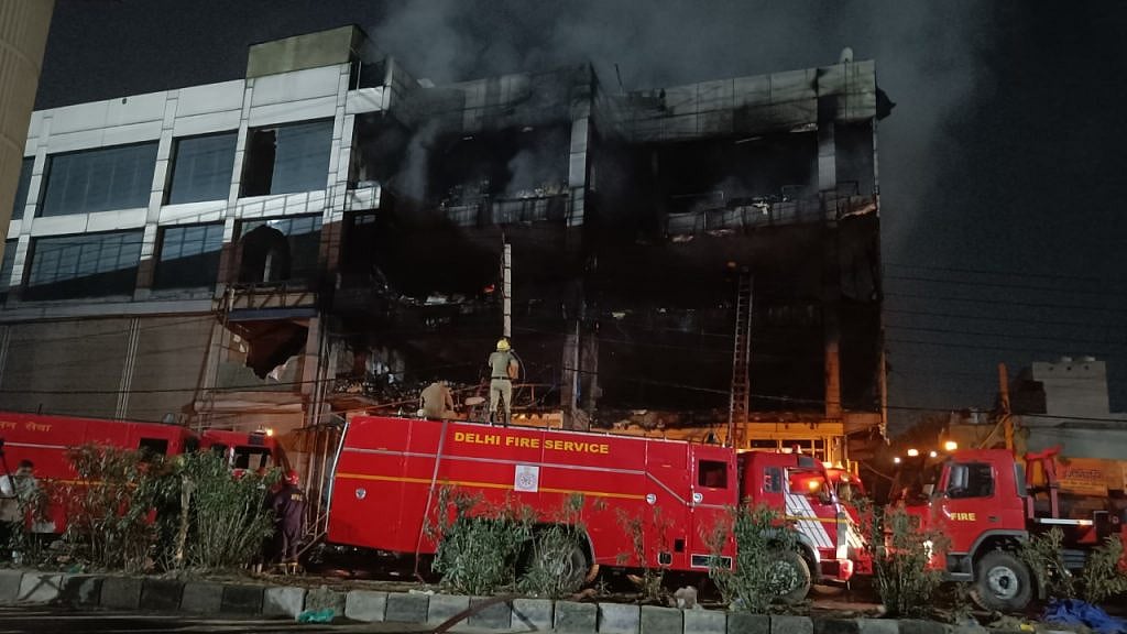 வணிக வளாக தீ விபத்தில் உடல் கருகி 27 பேர் பலி.. டெல்லியில் கோர சம்பவம் - மீட்புப் பணி படங்கள்! 