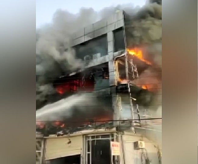 வணிக வளாக தீ விபத்தில் உடல் கருகி 27 பேர் பலி.. டெல்லியில் கோர சம்பவம் - மீட்புப் பணி படங்கள்! 