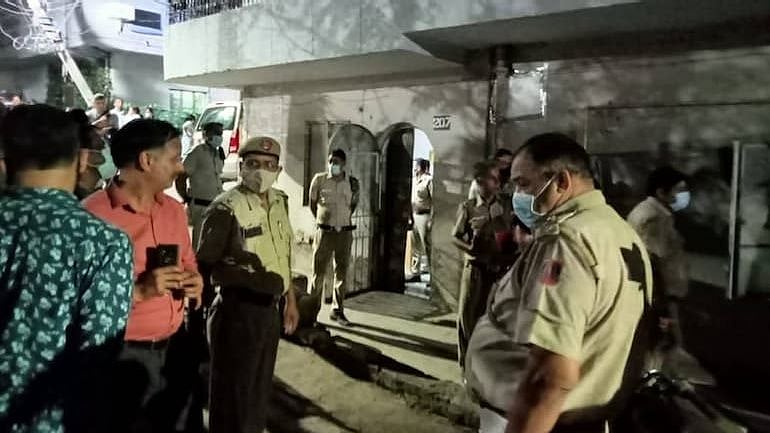 வீட்டை திறந்த போலிஸாருக்கு காத்திருந்த அதிர்ச்சி.. சடலமாக இருந்த  தாய், 2 மகள்கள்: விசாரணையில் பகீர்!