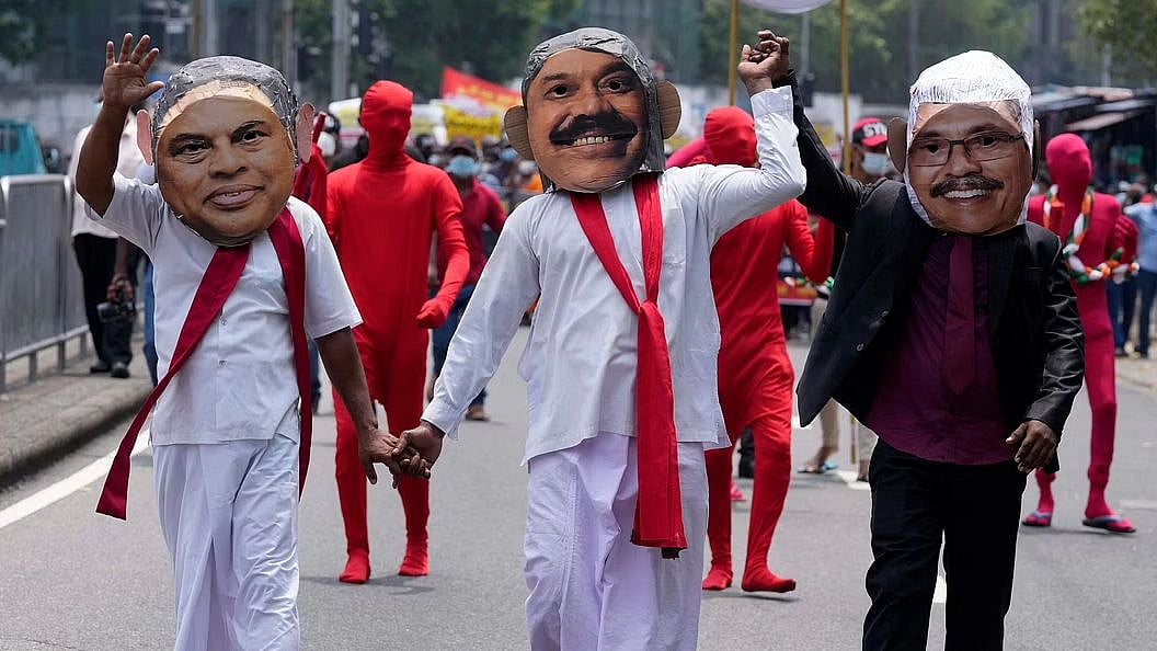 இலங்கை எரிவது யாரால்? எதனால்? இந்த கிளர்ச்சிக்கு யார் காரணம்? - ராஜபக்சேக்களை சாடிய முரசொலி தலையங்கம் !