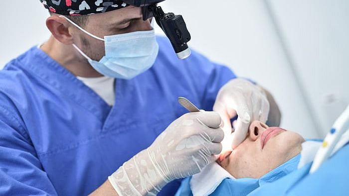 நன்றாக இருந்த ஒற்றை கண்ணை அகற்றிய மருத்துவர்.! தவறால் பார்வை பறிபோன சோகம்! 