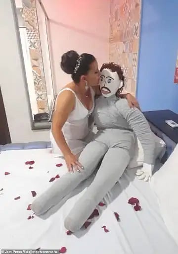 கணவர்களே உஷார்.. “பொம்மையை திருமணம் செய்து குழந்தை பெற்ற இளம்பெண்” :  காரணம் என்ன தெரியுமா?