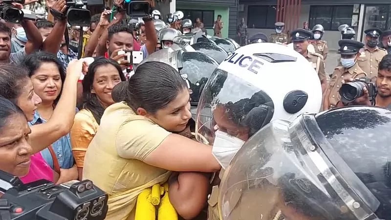 “எனது மார்பகங்களை நான் பெருமையாக பார்க்கிறேன்” - வைரலாகும் முன்னாள் MP கூறிய கருத்து.. நடந்தது என்ன?